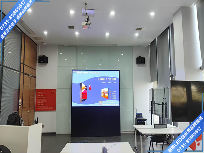 婁底市經(jīng)濟(jì)開(kāi)發(fā)區(qū)某汽車公司培訓(xùn)室LED顯示屏