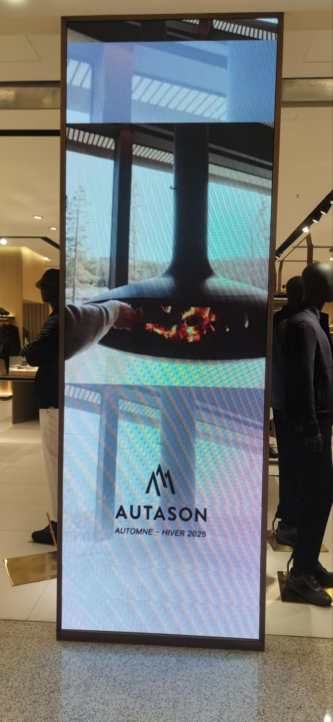 長沙望城區(qū)月亮島某商場LED顯示屏